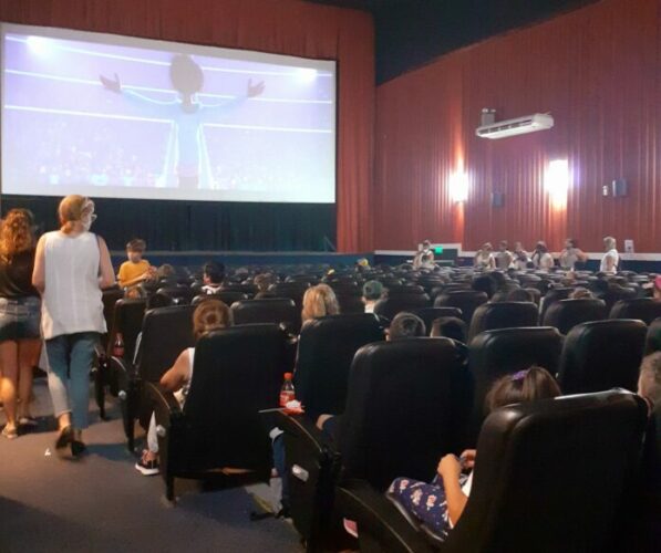Cine dist