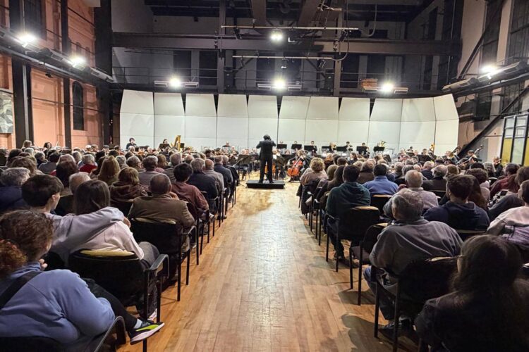 Con gran marco de público, la Sinfónica de Entre Ríos brindó un concierto en La Vieja Usina